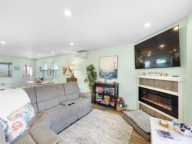 Photo - 145 N Dolphin St