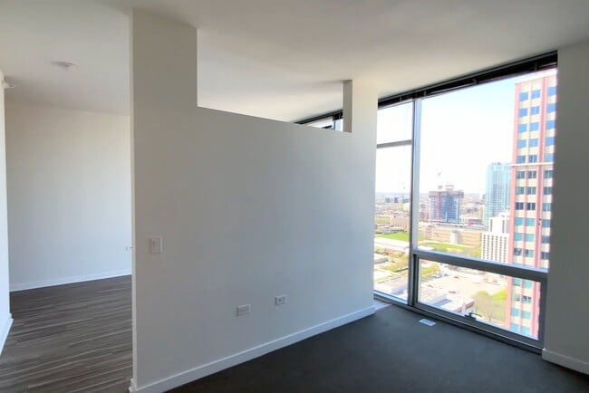 Photo - 170 W Chicago Ave