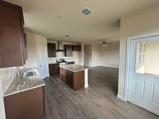 Photo - 105 Troubador Ln