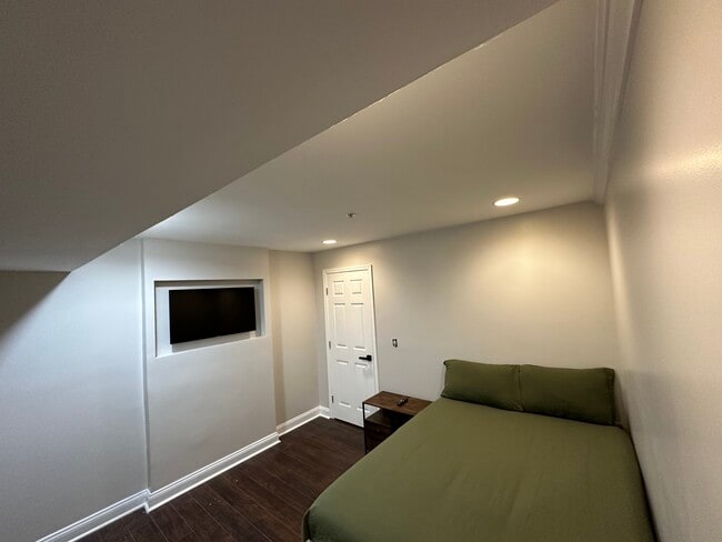 Building Photo - 2200 Hunter Pl SE Unit 101 Rental