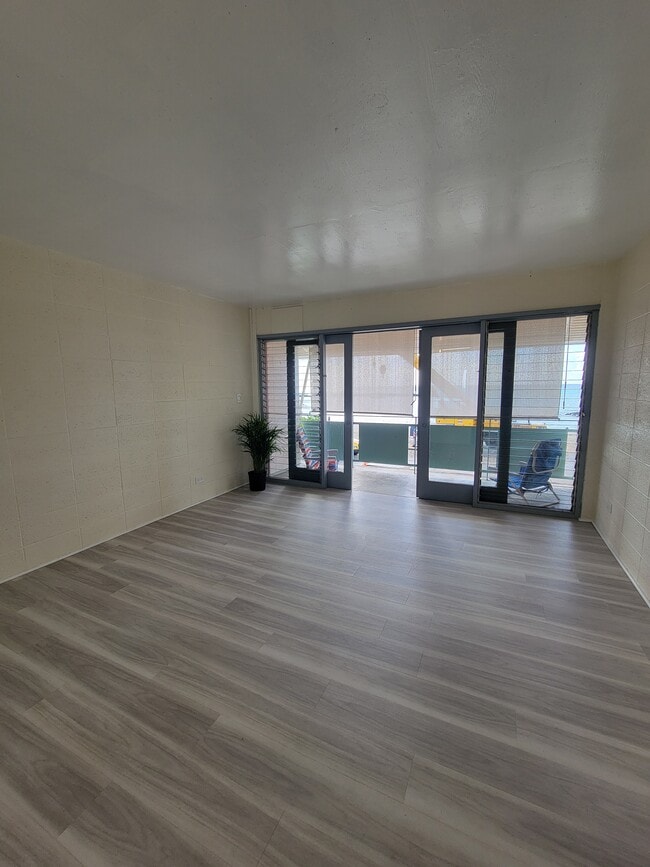 Living area - roller shades drawn on lanai - 85-933 Bayview St Unit #304