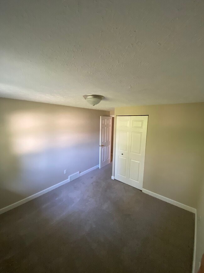 ROOM 1 w/ Closet - 749 Howell St