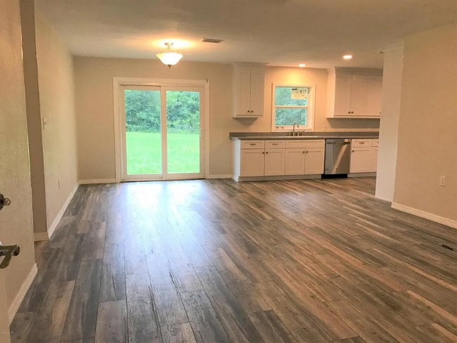 Photo - 680 N Court St