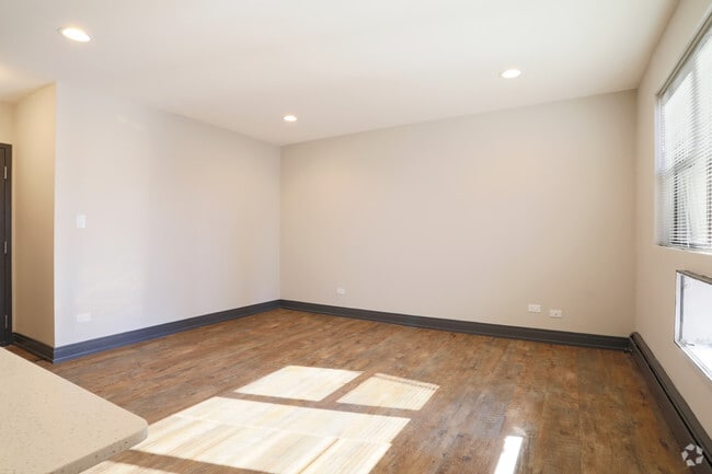 1 BR, 1 BA - Living Room - Wrightwood - 512 W Wrightwood Ave