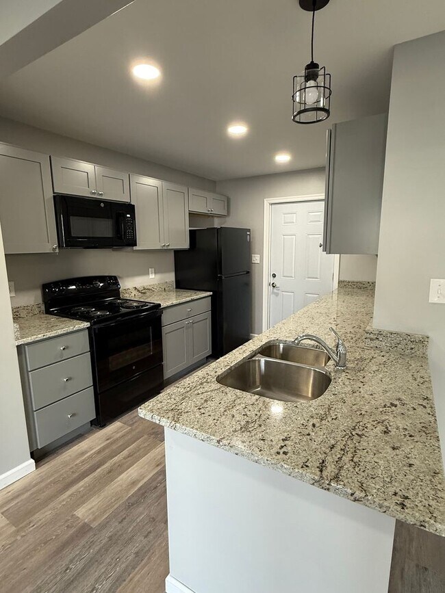 Building Photo - 1136 S Main St Unit 1st Floor