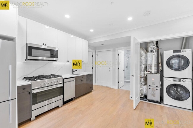 Building Photo - 535 Newbury St Unit 4