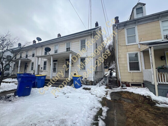 Building Photo - Beautifully redone 3 BR, 1 Bath Townhouse in York Suburban Schools