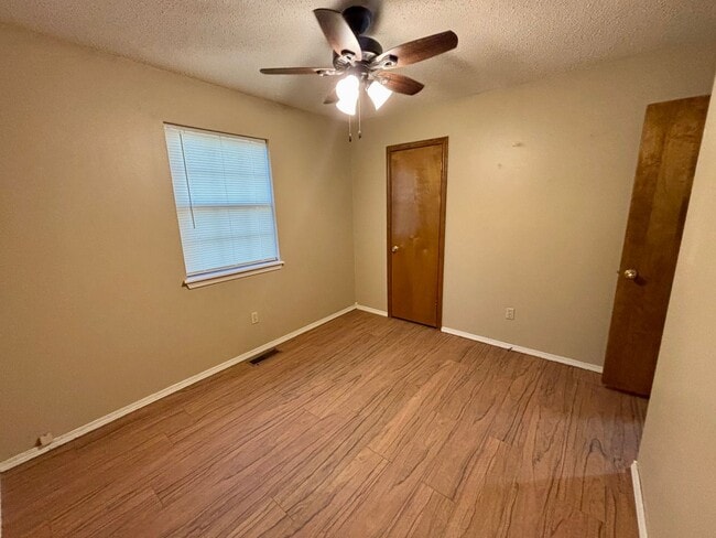 Photo - Introducing a charming 2-bedroom, 1-bathroom house in the desirable location of Russellville, AR.