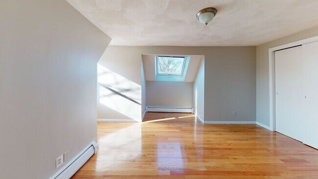 Photo - 2-bed Top Floor w/2-bath + Parking*$