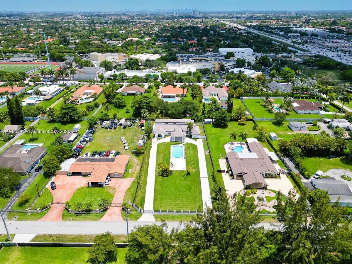 Photo - 425 SW 129th Ave