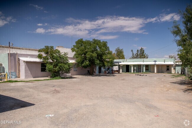 Building Photo - 8943 Alameda Ave Rental