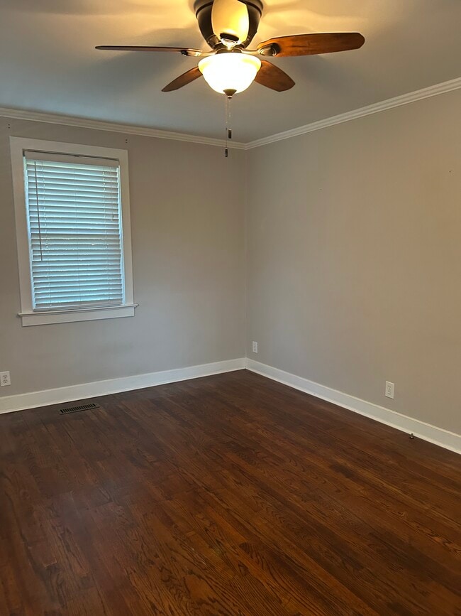 Photo - 661 Adluh St