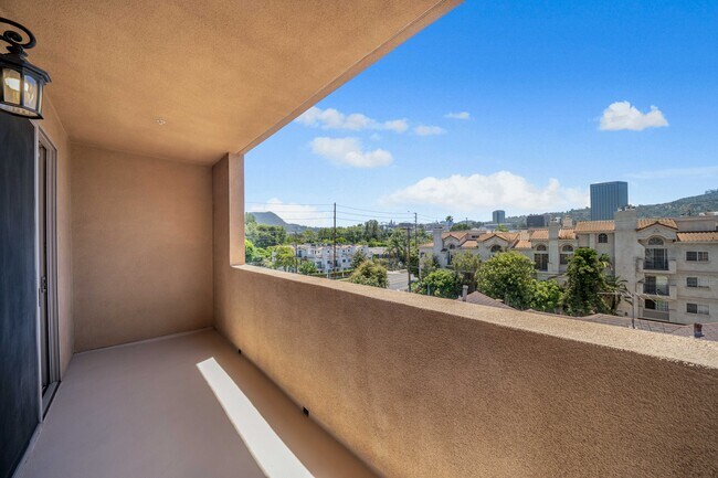 V307 large balcony panoramic view - Villa Del Rey Apartments