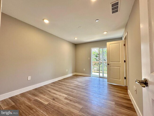 Photo - 1741 Fontain St Unit 2