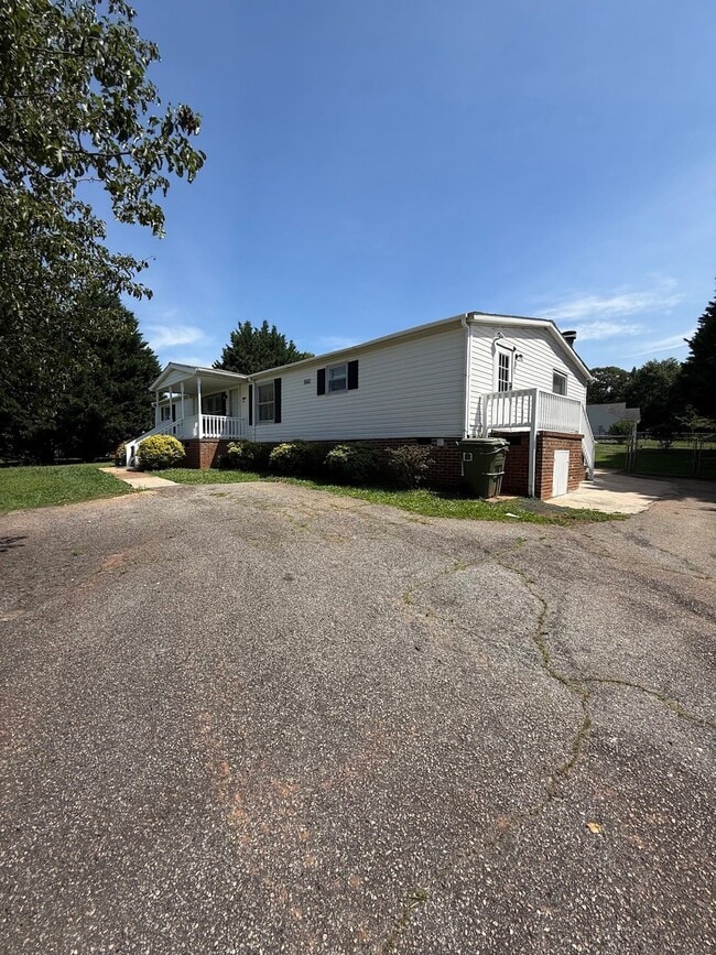 Building Photo - 2031 Ballenger Rd