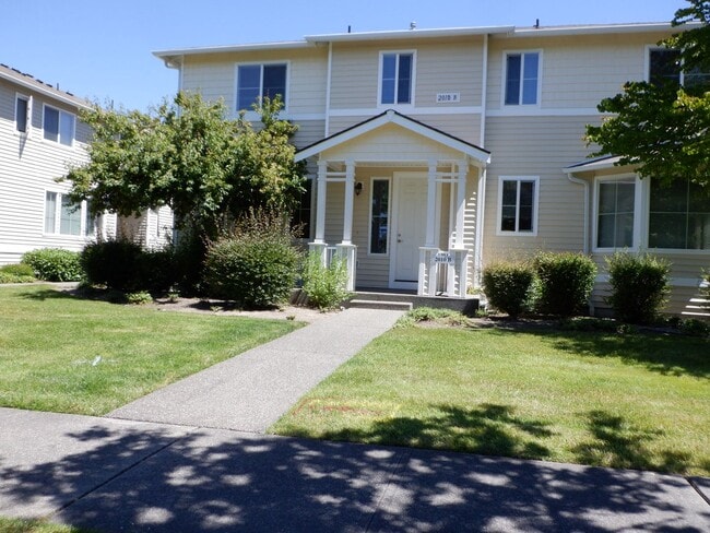 Building Photo - 2010 Garry Oaks Ave Unit B