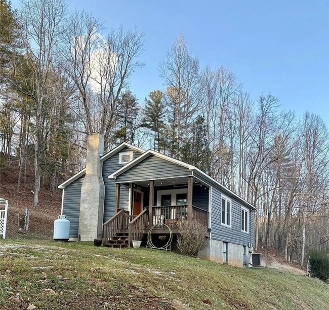 Building Photo - 2050 Blowing Rock Blvd