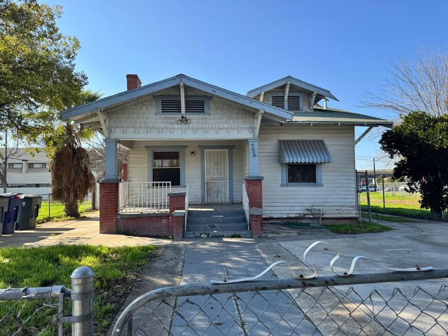 4 Bedroom Home in Downtown Fresno - 4 Bedroom Home in Downtown Fresno