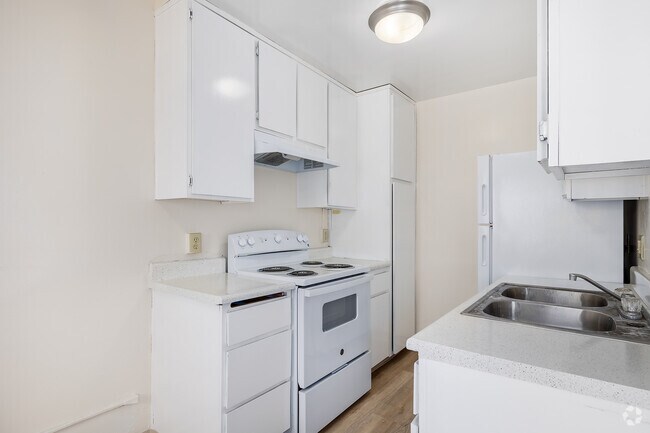 1BR, 1BA - 750SF - Kitchen