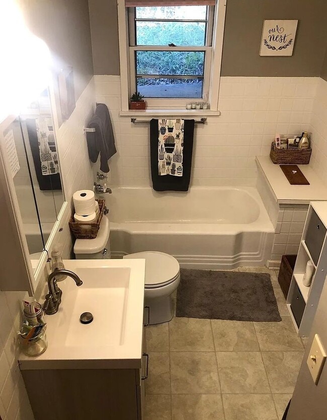 Photo - Spacious 5 Bedroom Home Perfectly Located ...