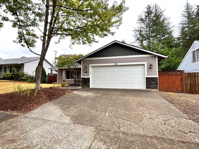 Building Photo - 3 Bedroom Fully Fenced Backyard and Pet Fr... Rental
