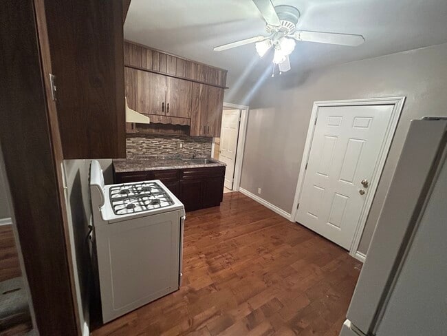 Photo - 3191 Belmont St