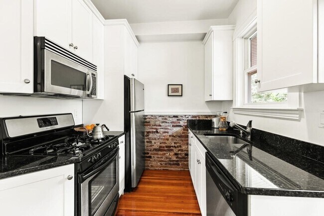 Building Photo - 46 Elmwood St Unit 2