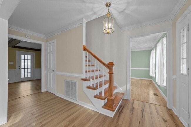 Photo - 832 Chalbourne Dr