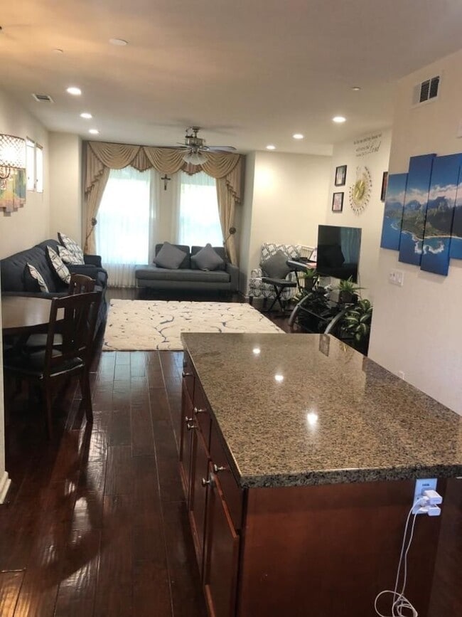 Photo - 40937 Gramercy Ter