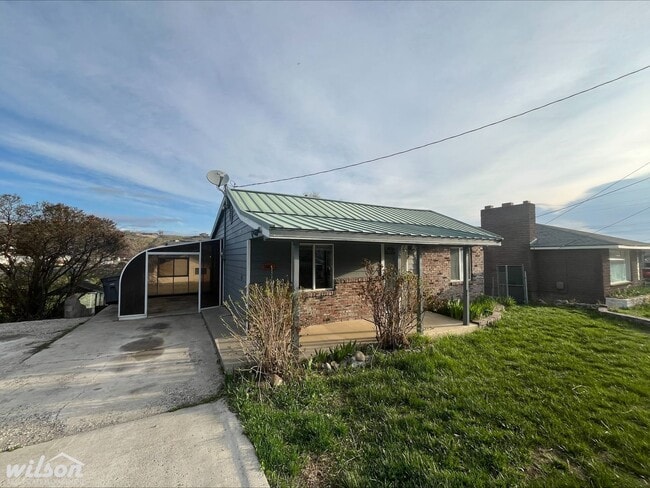 Photo - Large 3bd/1.5ba House in Selah, WA with a Large Backyard!