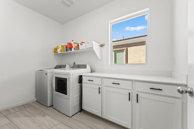 Photo - New Build, 4 bedroom, 3 full bathroom in t... House