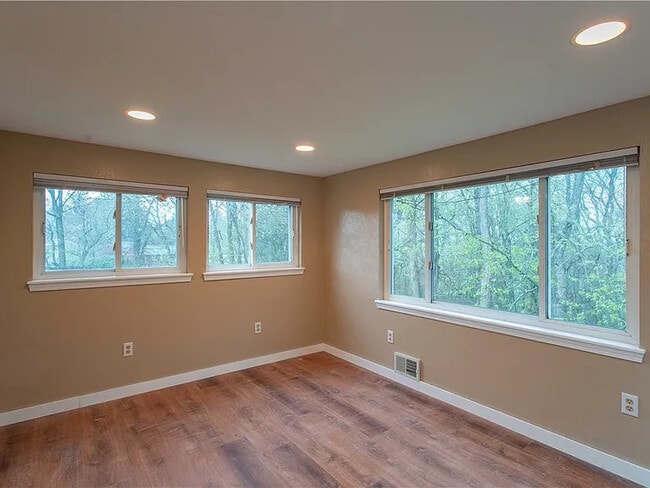 Photo - 194 Woodridge Dr