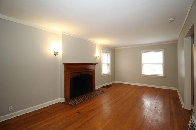 Photo - 707 E 72nd St