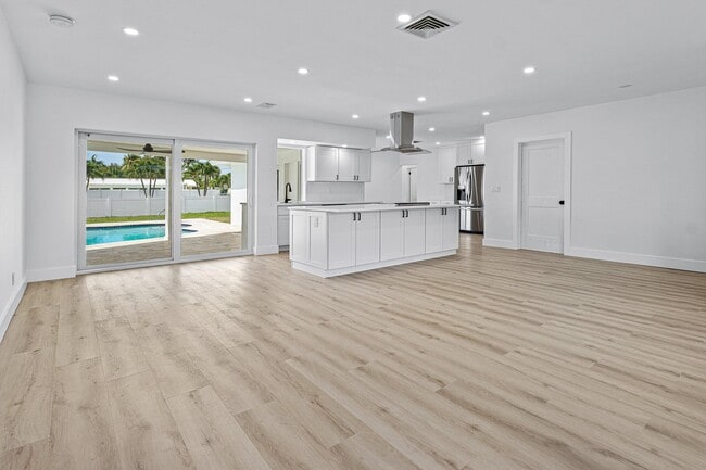 Photo - 970 SW 7th St