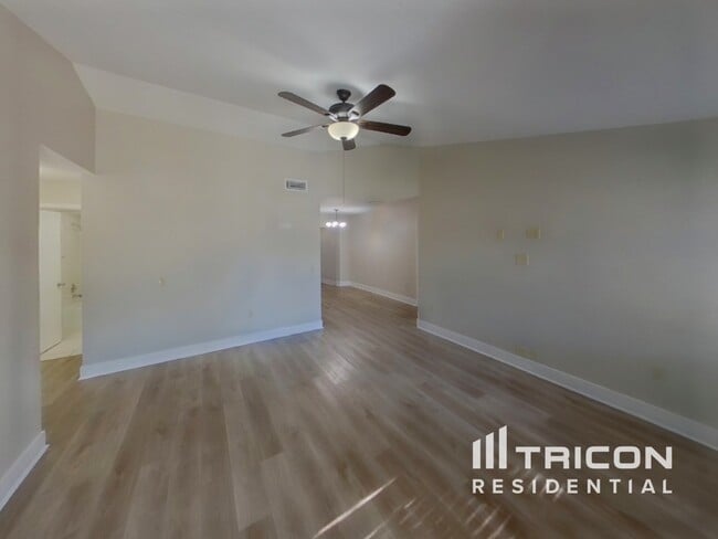 Photo - 1074 Deer Hollow Way