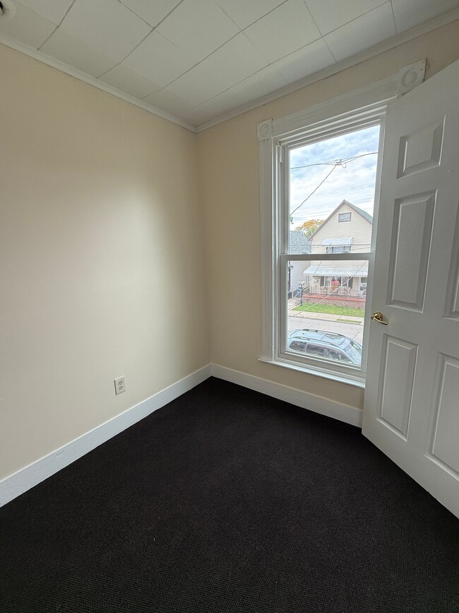137 Vincennes St Unit Upper