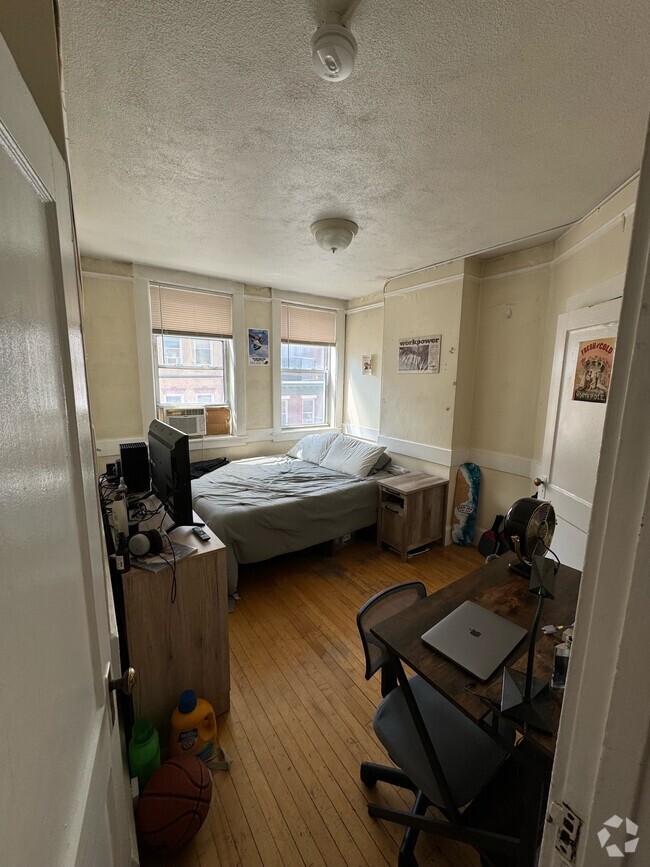Building Photo - 161 Endicott St Rental