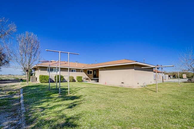 Photo - Charming Farmhouse Retreat in Northwest Bakersfield!