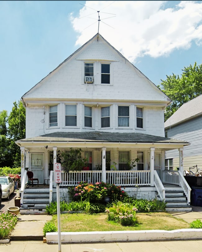 Building Photo - 10524 Helena Ave