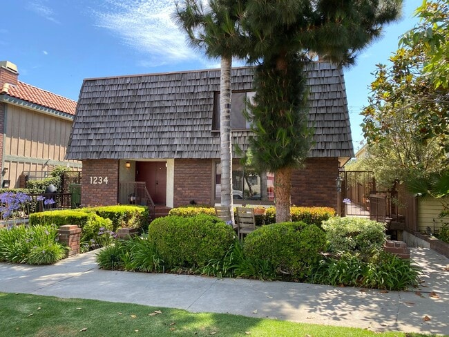 Building Photo - Spacious and Renovated Santa Monica Townho... Unit 4 Rental