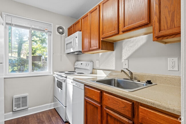 1BR, 1BA - 670SF - Kitchen