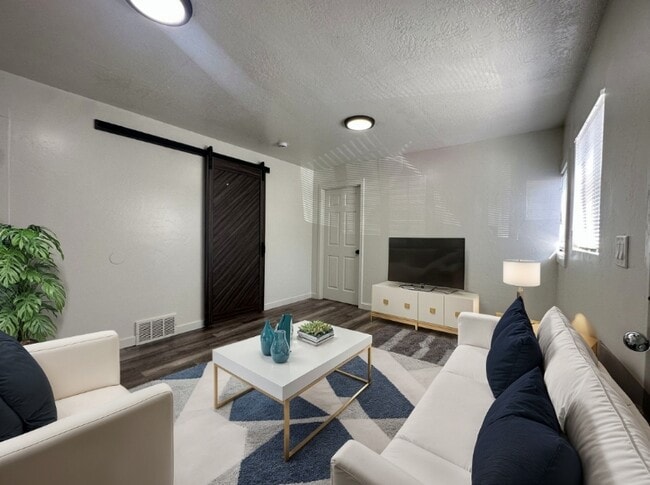 Building Photo - 2515 S Parkcrest Dr Rental