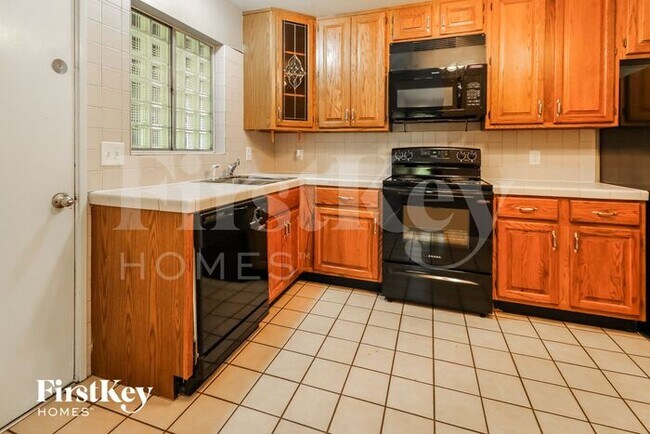 Photo - 665 Pimlico Dr