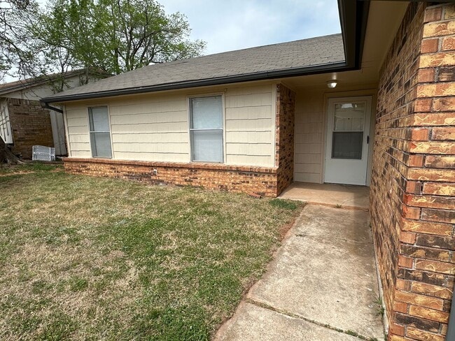 Photo - Nice 3bed, 1 1/2 bath. 2 car garage