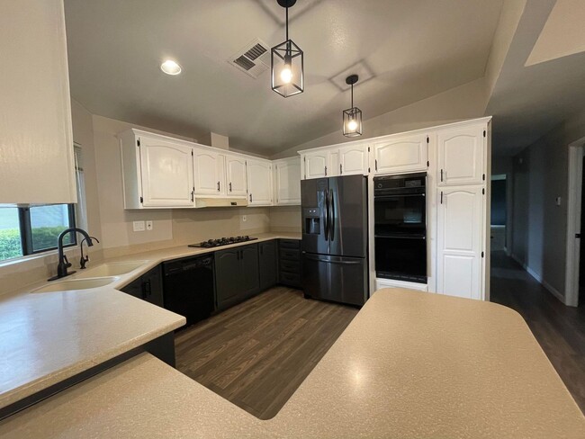 Building Photo - Beautifully remodeled Two Bedroom Two Bath... Rental