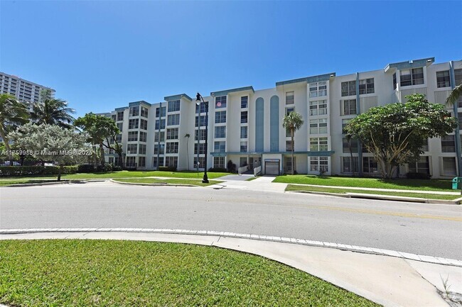 Building Photo - 17570 Atlantic Blvd Unit 114 Rental