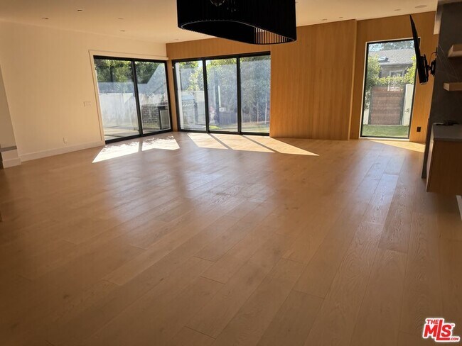 3021 Stanford Ave