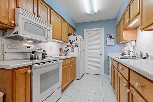 Building Photo - 5548 Spring Brook Rd Unit 5548