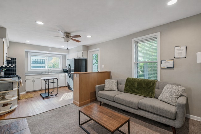 Building Photo - 1679 N Cass St Unit 1681 N Cass ST Apt #4