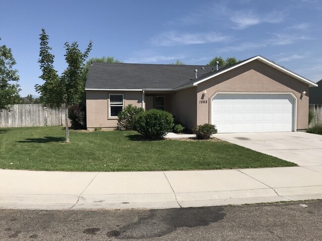Building Photo - 3 bed/ 2 bath... 2 car garage... Single Level...In the Meadowbrook Subdivision.